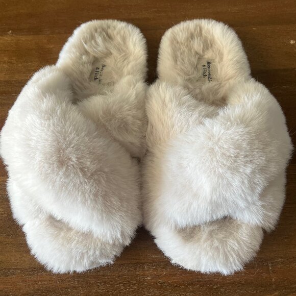 Abercrombie Fitch Faux Fur Slippers Sz Sm/XS Criss Cross Slip On Open Toe Slides - Picture 1 of 7
